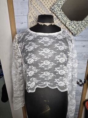 Vtg White Romantic Lace Long-Sleeve Sheer Cropped Top
